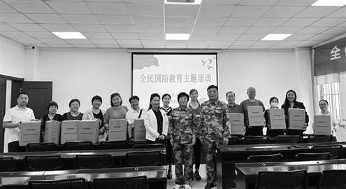 讲座结束后,馆驿街社区获奖居民与主讲嘉宾合影